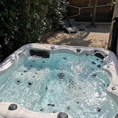 O Jacuzzi, Ardennes Tatil Evi *